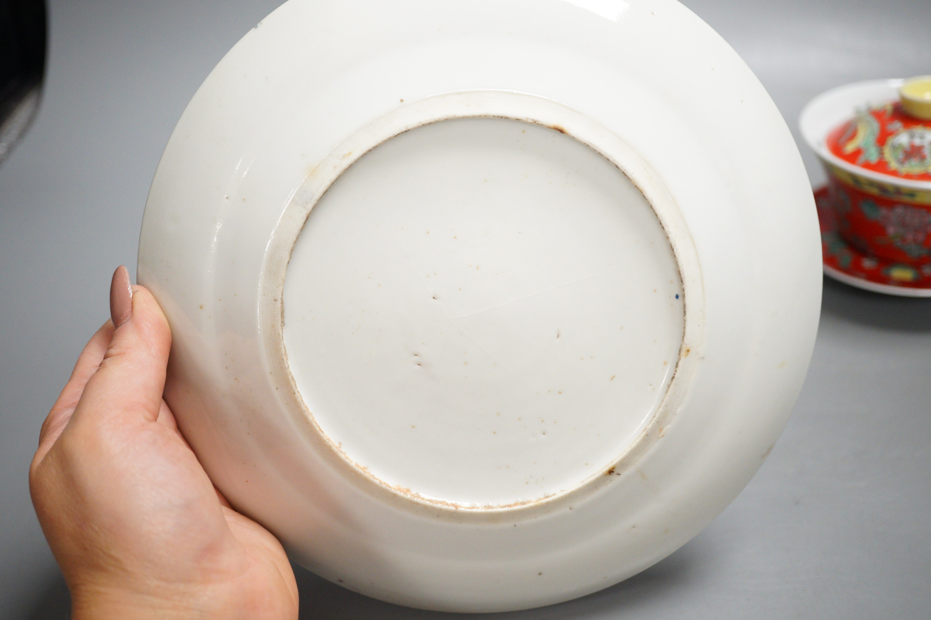 Two Chinese enamelled porcelain bowls, cover and stands and one plate, 19th/20th century, 20.5cm diameter